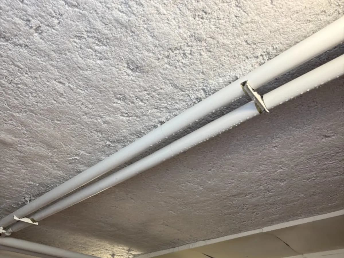 Flocage de plafond en local technique, chantier G2ED