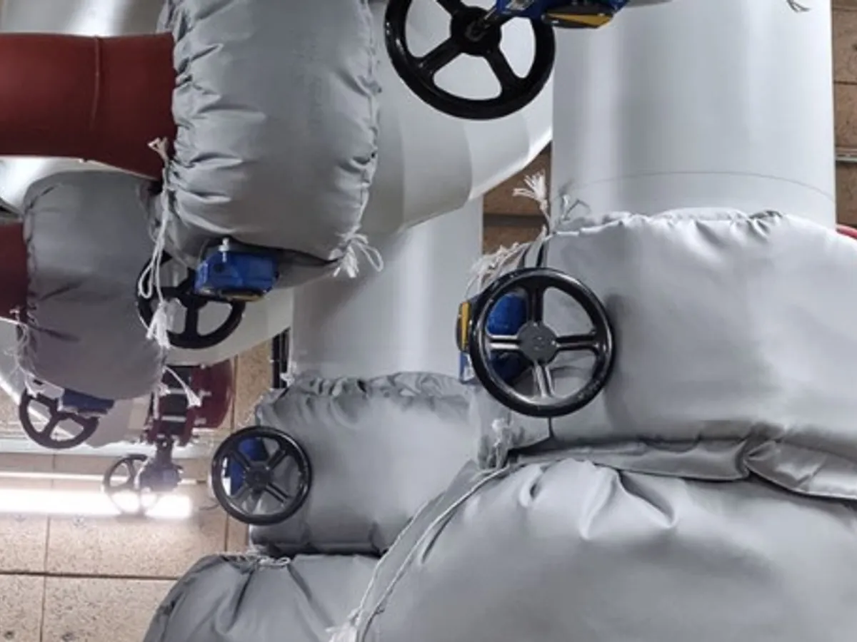 Matelas isolants amovibles posés sur vannes et réseaux techniques