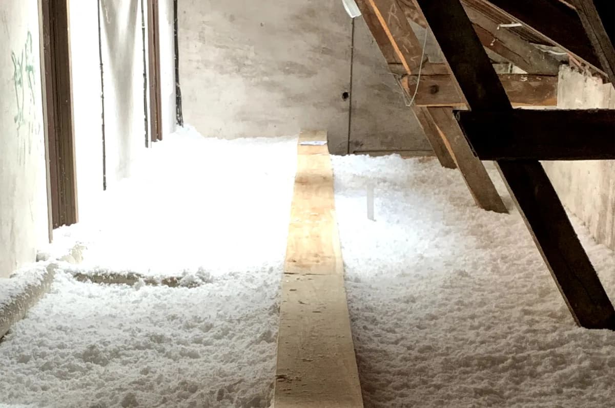 Détail d'une isolation de combles en chantier